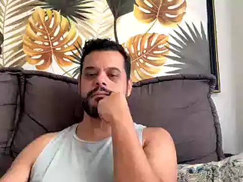 Snapshot of HornyBeachBoyBR chatting on May 8, 12:32 pm HornyBeachBoyBR online show from May 8, 12:32 pm