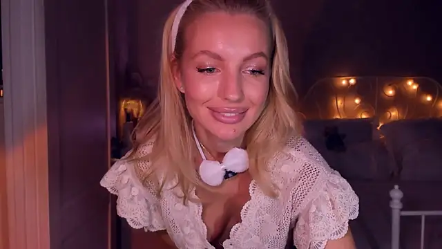 Snapshot of aestetick chatting on April 6, 1:56 pm aestetick online show from April 6, 1:56 pm
