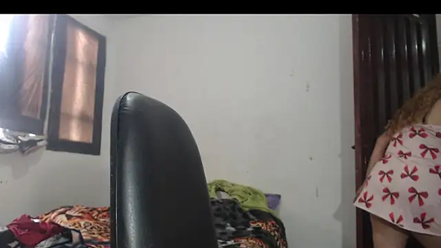 BustyAmanda online show from April 15, 1:29 pm