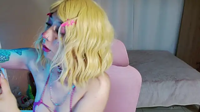 Snapshot of mily_milk_ chatting on February 23, 12:05 pm mily milk online show from February 23, 12:05 pm