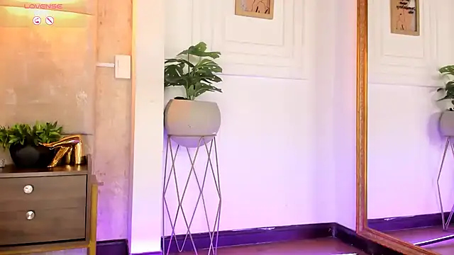 AlessiaLondon online show from February 28, 10:09 am