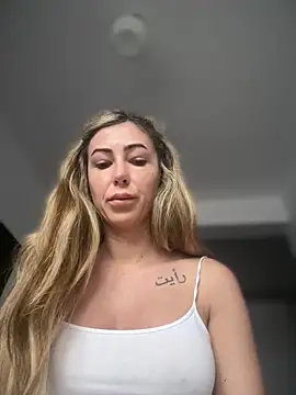 Snapshot of RaquelleDevon chatting on February 11, 6:18 am RaquelleDevon online show from February 11, 6:18 am