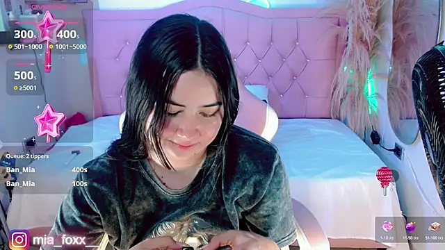 Mia foxx  online show from October 5, 10:07 pm