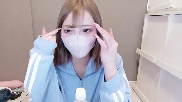 Snapshot of _chanMOMO_ chatting on April 6, 11:55 am chanMOMO online show from April 6, 11:55 am
