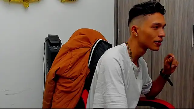 Snapshot of TommyGun_22 chatting on December 22, 12:39 am TommyGun 22 online show from December 22, 12:39 am