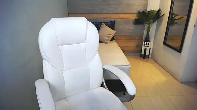 liseth fox online show from December 10, 8:05 pm