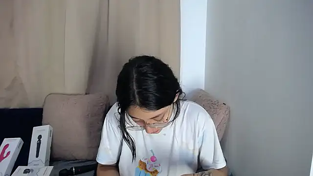 lessliee22  online show from April 16, 8:15 am