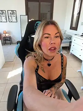 Snapshot of Lara_Bergmann chatting on December 18, 10:30 am Lara Bergmann online show from December 18, 10:30 am