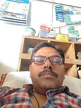 Snapshot of Srmotrs chatting on April 27, 8:34 am Srmotrs online show from April 27, 8:34 am