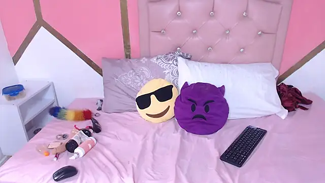 Madeline Woods online show from February 11, 6:55 pm