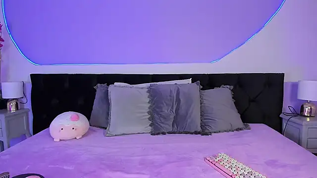 Julieta Cortes   online show from September 29, 7:40 pm