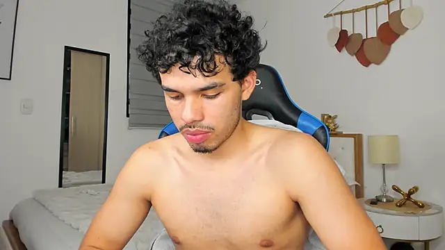 mateoleonee online show from January 2, 4:20 am