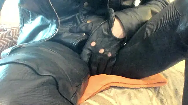 leatherz69 online show from April 3, 2:15 pm