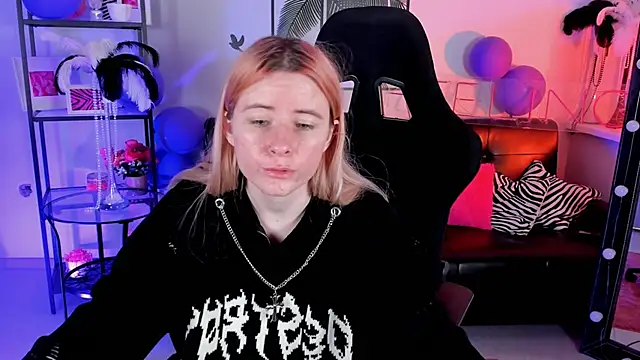 LexiWenford online show from December 19, 5:51 am