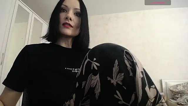 Snapshot of Devil_Goddess chatting on December 15, 12:53 pm Devil Goddess online show from December 15, 12:53 pm