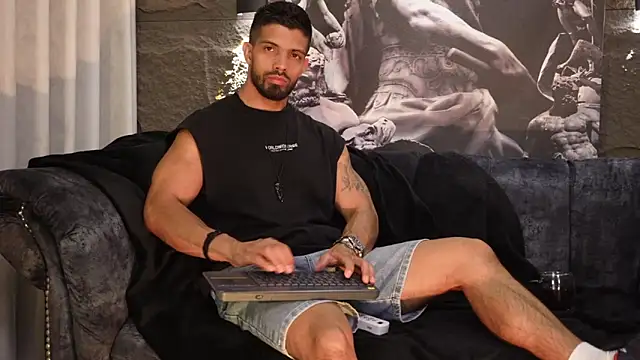 DannSaenz online show from November 26, 8:43 pm