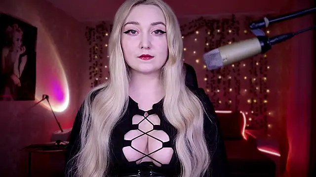 Snapshot of AllisonBlack_ chatting on April 20, 7:26 pm AllisonBlack online show from April 20, 7:26 pm