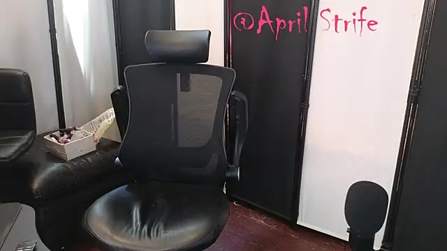 Snapshot of april_show_her chatting on July 28, 3:21 pm april show her online show from July 28, 3:21 pm