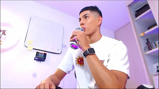 Snapshot of Valerio_20 chatting on May 15, 9:22 pm Valerio 20 online show from May 15, 9:22 pm