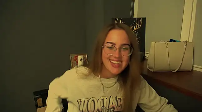 Snapshot of luxie_milady chatting on December 6, 1:11 pm luxie milady online show from December 6, 1:11 pm