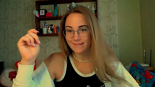 Snapshot of luxie_milady chatting on September 30, 9:14 am luxie milady online show from September 30, 9:14 am