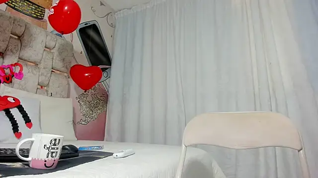 EMMA SWEETT1 online show from February 14, 3:47 pm