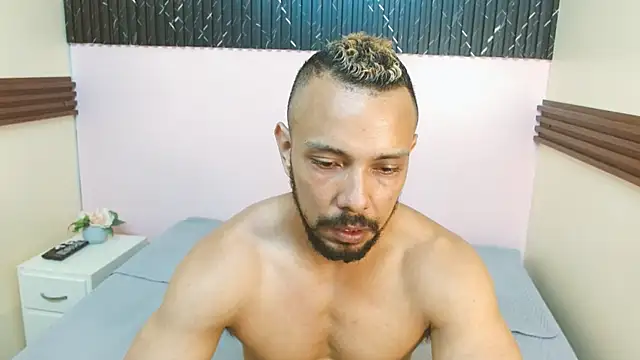 Snapshot of Thiago_Summers chatting on March 2, 2:13 pm Thiago Summers online show from March 2, 2:13 pm