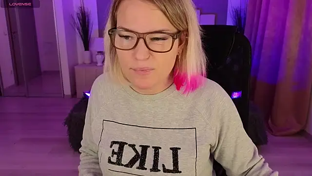 EVAshinyGIRL online show from January 4, 7:55 am