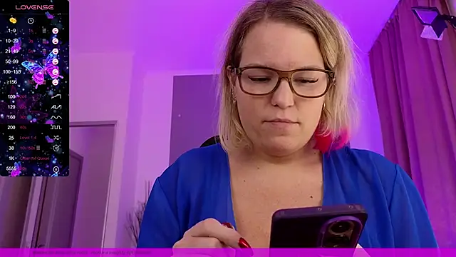 EVAshinyGIRL online show from January 5, 11:15 am