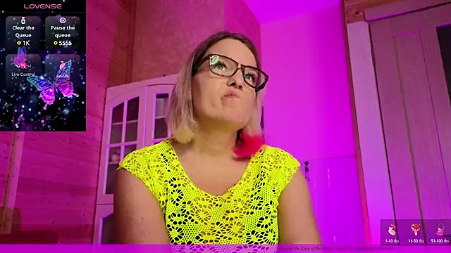 EVAshinyGIRL online show from March 6, 7:32 pm