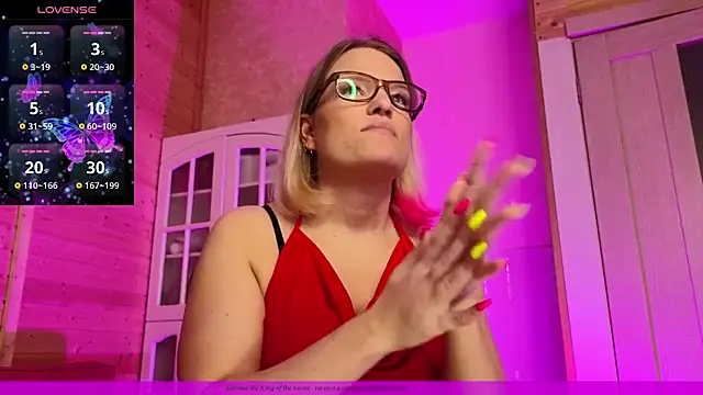 EVAshinyGIRL online show from March 13, 11:30 am