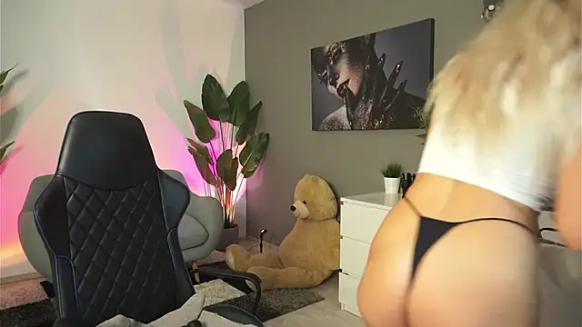 SweetBlondy35 online show from January 9, 6:15 pm