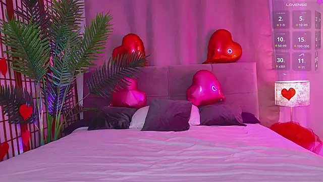 Snapshot of Mia__Peach chatting on February 12, 8:29 pm Mia Peach online show from February 12, 8:29 pm