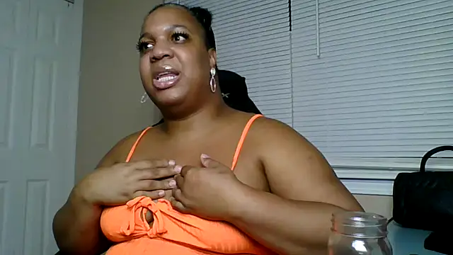 Snapshot of Badgirlbrittt chatting on September 27, 6:18 am Badgirlbrittt online show from September 27, 6:18 am