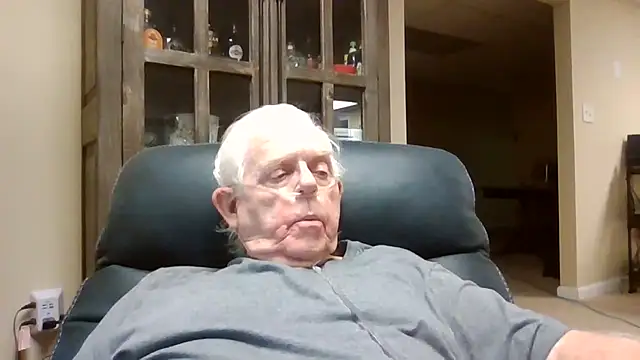 Snapshot of bootlegmanz chatting on April 16, 9:39 pm bootlegmanz online show from April 16, 9:39 pm