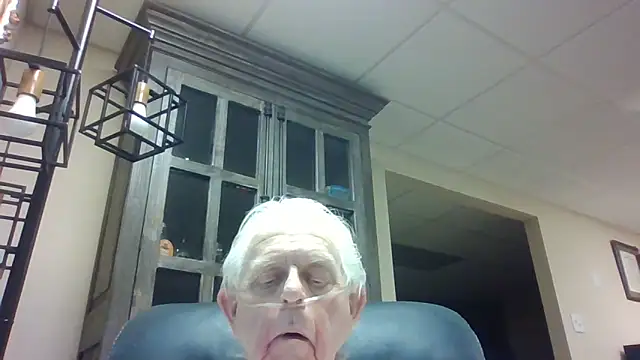 Snapshot of bootlegmanz chatting on April 18, 7:58 pm bootlegmanz online show from April 18, 7:58 pm