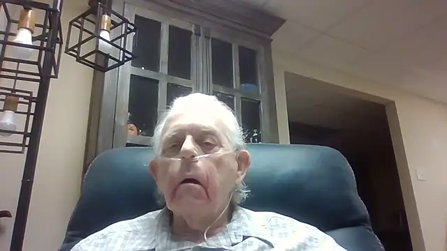 Snapshot of bootlegmanz chatting on April 22, 2:29 pm bootlegmanz online show from April 22, 2:29 pm