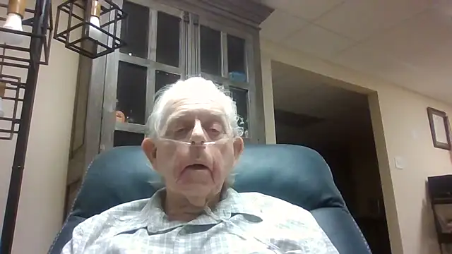 Snapshot of bootlegmanz chatting on April 23, 3:58 pm bootlegmanz online show from April 23, 3:58 pm