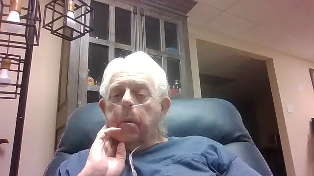 Snapshot of bootlegmanz chatting on April 24, 3:47 pm bootlegmanz online show from April 24, 3:47 pm