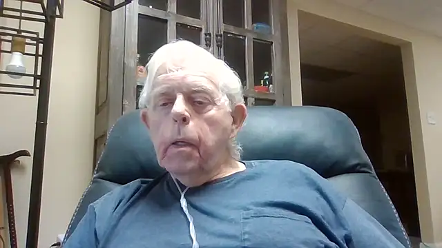 Snapshot of bootlegmanz chatting on April 26, 8:28 pm bootlegmanz online show from April 26, 8:28 pm