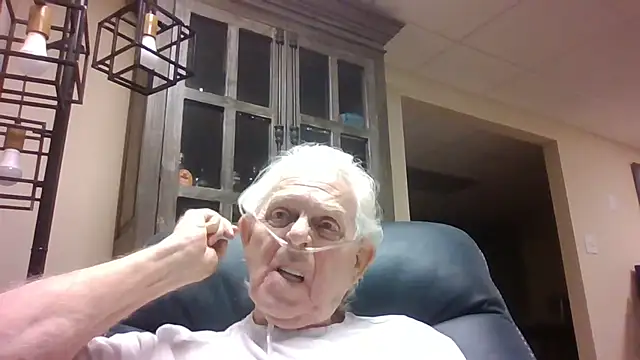 Snapshot of bootlegmanz chatting on April 28, 6:13 pm bootlegmanz online show from April 28, 6:13 pm