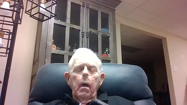 Snapshot of bootlegmanz chatting on May 3, 6:03 pm bootlegmanz online show from May 3, 6:03 pm