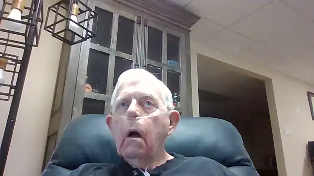 Snapshot of bootlegmanz chatting on May 4, 9:44 pm bootlegmanz online show from May 4, 9:44 pm