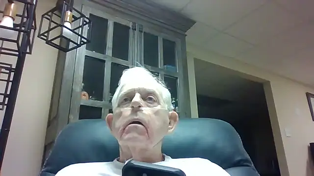 Snapshot of bootlegmanz chatting on May 7, 3:28 pm bootlegmanz online show from May 7, 3:28 pm