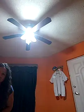 Snapshot of miicheele32 chatting on October 15, 7:52 am miicheele32 online show from October 15, 7:52 am