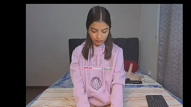 LiaOrtiz69 online show from April 13, 9:20 pm