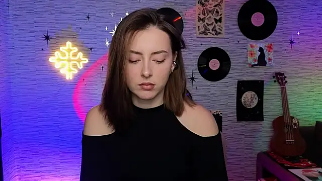 Snapshot of GloriaElmer chatting on December 9, 6:03 pm GloriaElmer online show from December 9, 6:03 pm