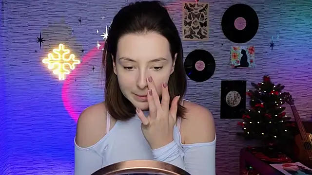 Snapshot of GloriaElmer chatting on December 11, 4:42 pm GloriaElmer online show from December 11, 4:42 pm