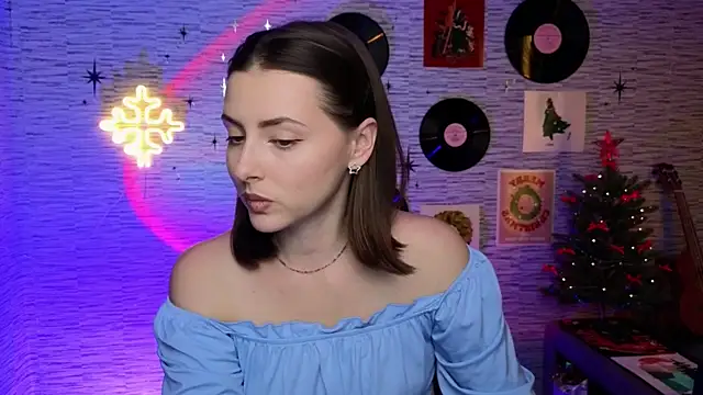 Snapshot of GloriaElmer chatting on December 16, 5:11 pm GloriaElmer online show from December 16, 5:11 pm