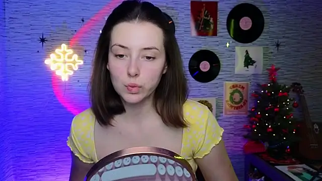 Snapshot of GloriaElmer chatting on December 18, 2:28 pm GloriaElmer online show from December 18, 2:28 pm